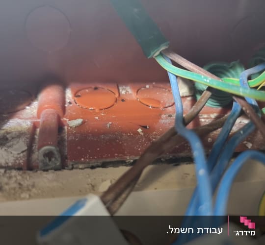 חוטי חשמל בתוך קופסת חיבורים